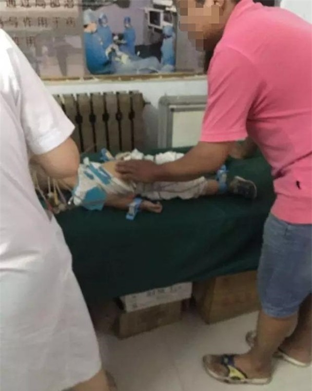 Chiều con chơi trò tung hứng, bà mẹ bất ngờ tuột tay khiến con trai tử vong tại chỗ - Ảnh 3.