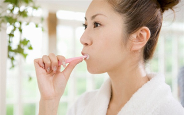 Đánh răng trước khi ăn sáng, sai lầm gây hại sức khỏe hơn 80% mọi người mắc phải - Ảnh 1.