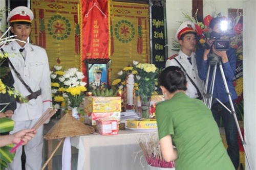 roi nuoc mat tien biet nu thieu uy cong an tu choi dieu tri ung thu de sinh con - 4