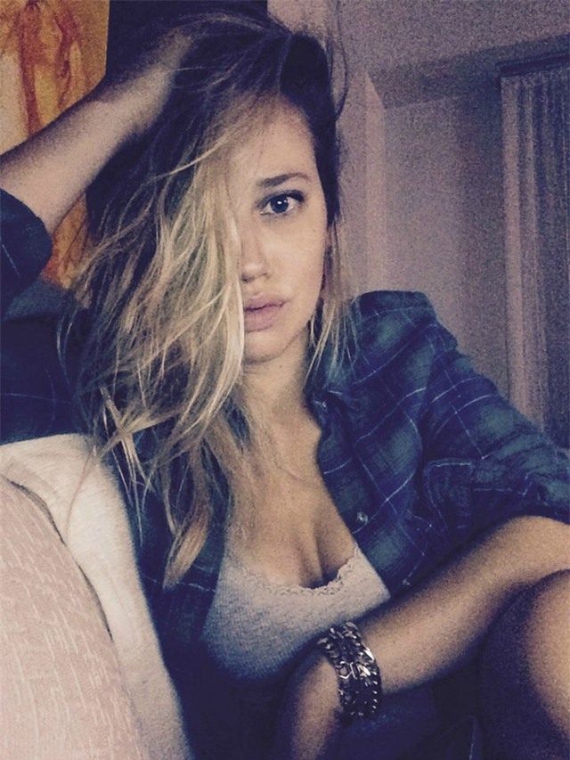 Bạn gái bom tấn đắt giá Higuain chỉ là một cô sinh viên vô danh - Ảnh 2.