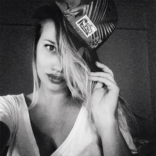 Bạn gái bom tấn đắt giá Higuain chỉ là một cô sinh viên vô danh - Ảnh 4.