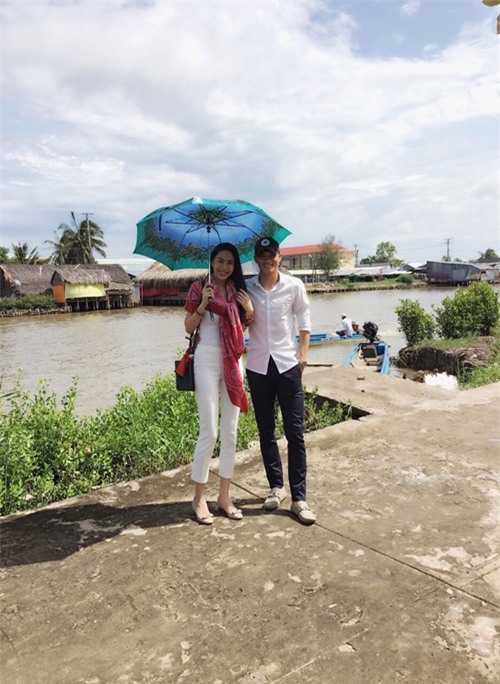 Vợ chồng Công Vinh - Thủy Tiên được người dân đặt tên cho một cây cầu - 1