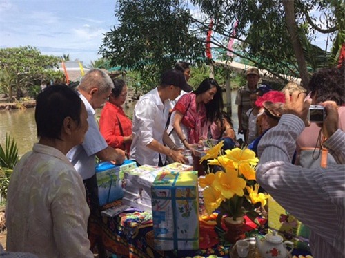 Vợ chồng Công Vinh - Thủy Tiên được người dân đặt tên cho một cây cầu - 5