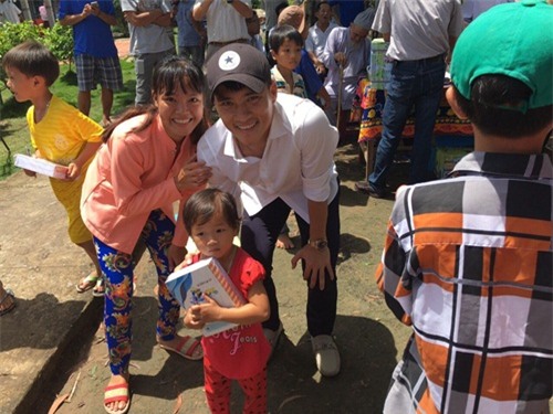 Vợ chồng Công Vinh - Thủy Tiên được người dân đặt tên cho một cây cầu - 7