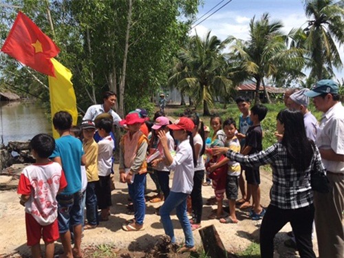 Vợ chồng Công Vinh - Thủy Tiên được người dân đặt tên cho một cây cầu - 8