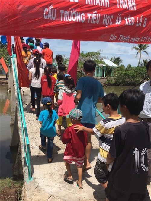 Vợ chồng Công Vinh - Thủy Tiên được người dân đặt tên cho một cây cầu - 9