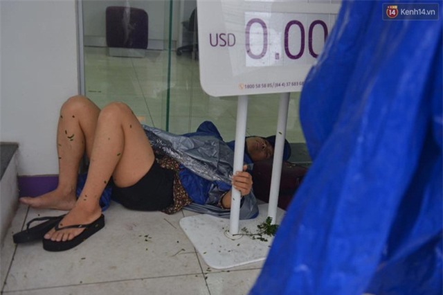 Hà Nội: Bất chấp nguy hiểm, gió to, người dân lao vào cứu 2 phụ nữ bị cây đè do bão - Ảnh 2.