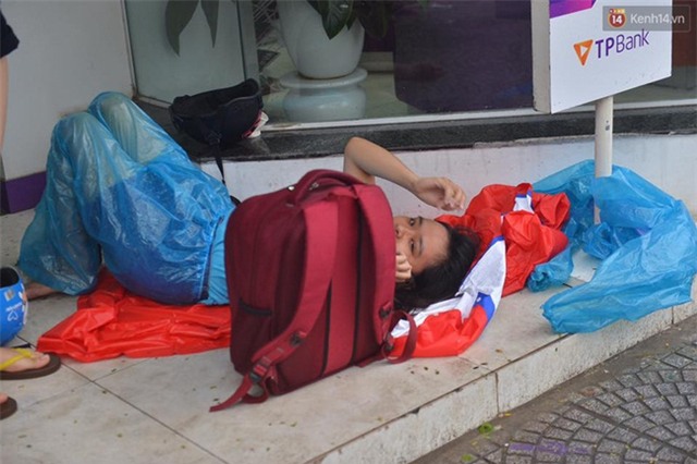 Hà Nội: Bất chấp nguy hiểm, gió to, người dân lao vào cứu 2 phụ nữ bị cây đè do bão - Ảnh 3.