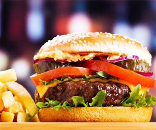 Cha ăn nhiều thức ăn nhanh, con gái dễ bị ung thư vú? - 1