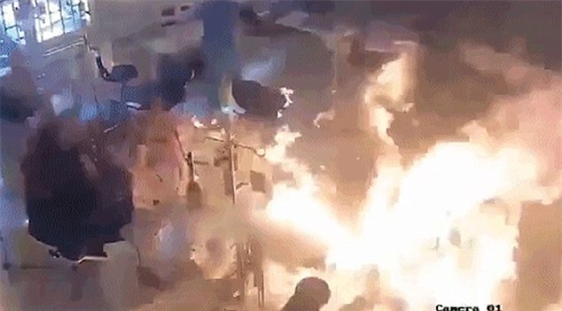 Bị tẩm xăng lên người rồi thiêu sống, 2 bệnh nhân chết thảm trong bệnh viện - Ảnh 2.