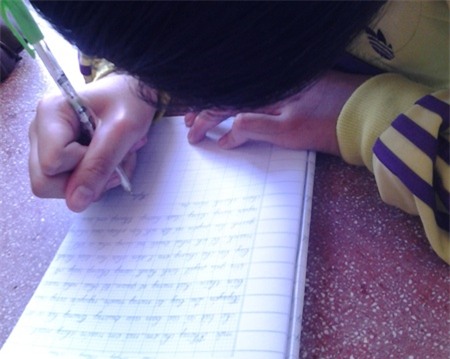 Em học sinh T.T.N.L. ký tên mình vào bức tâm thư.