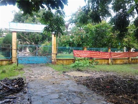 Cổng chính của trường bị đóng, rào kín không thể vào được bên trong.