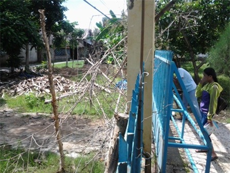 Tất cả vì học sinh thân yêu. Qua bức tâm thư, mong muốn của các em học sinh và thầy cô giáo của Trường THCS Nguyễn Du là cổng trường sẽ được mở trở lại bình thường như bao ngôi trường khác. (Ảnh: Huỳnh Hải)