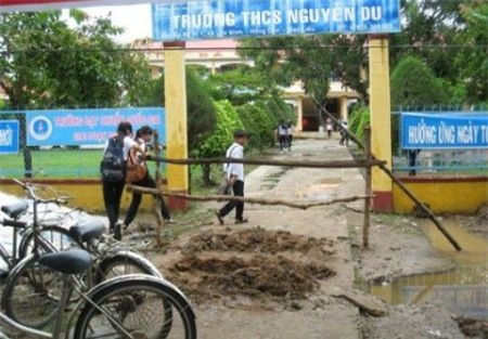 Trường bị đóng cổng, kéo băng rôn giăng kín và rào cây trước đây.