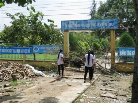 Có lúc, trước cổng trường bị đào hố sâu, rào chắn ngang khiến việc đi lại của các em học sinh gặp nhiều khó khăn. (Ảnh do học sinh trường cung cấp)