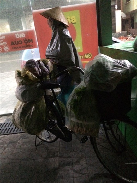 2 câu chuyện trái ngược trên phố Hà Nội trong ngày mưa bão - Ảnh 1.