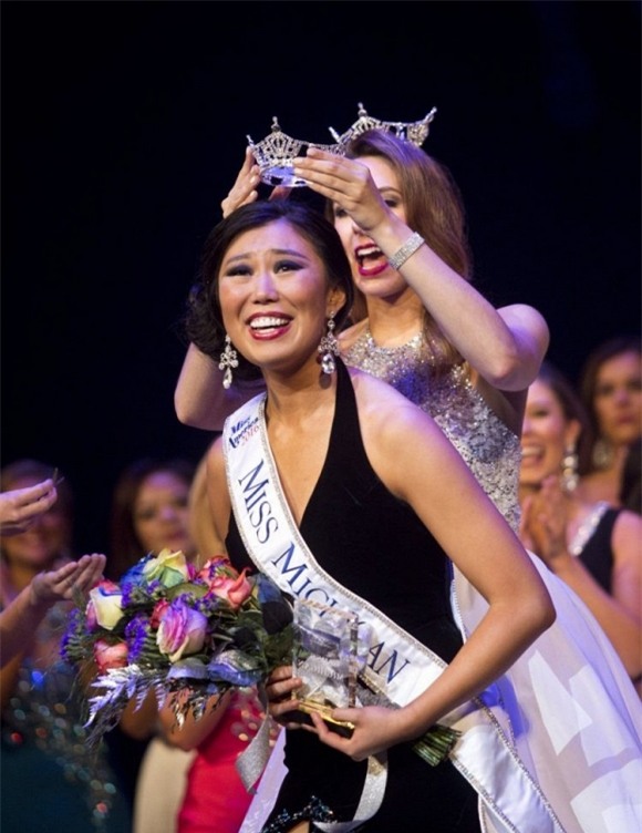 Khoảnh khăc đăng quang kém duyên của tân Hoa hậu Michigan, Mỹ 8