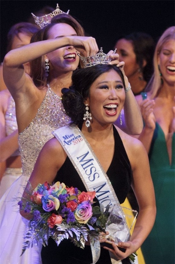 Khoảnh khăc đăng quang kém duyên của tân Hoa hậu Michigan, Mỹ 11