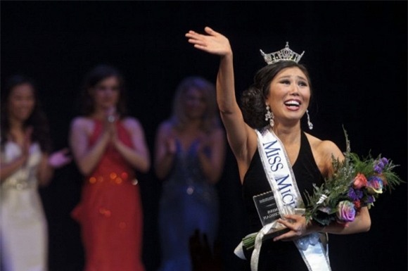 Khoảnh khăc đăng quang kém duyên của tân Hoa hậu Michigan, Mỹ 10