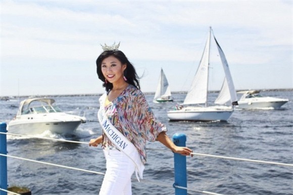 Khoảnh khăc đăng quang kém duyên của tân Hoa hậu Michigan, Mỹ 2