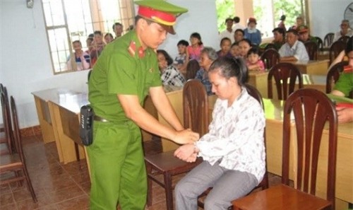 Tiêu quá 1000 đồng, bé gái bị mẹ kế hành hạ dã man - Ảnh 1