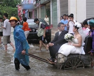 Ngập ư? Chuyện nhỏ, đã có xích lô.