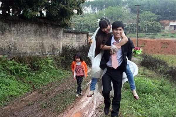 Rước dâu mà cõng thế này thì rất là tình cảm mà.