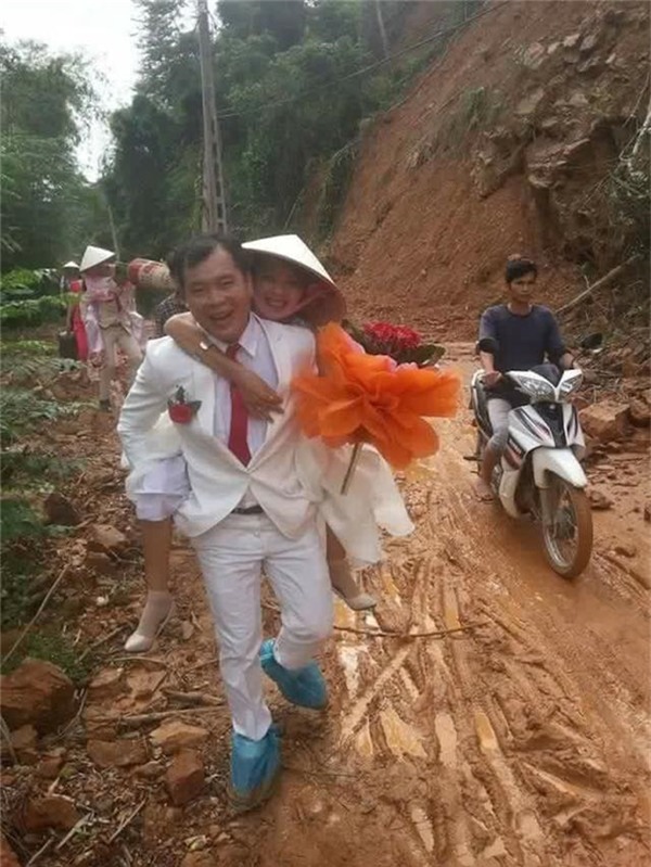 Nụ cười hạnh phúc trên gương mặt của cô dâu chú rể, mưa gió chẳng thể nào ảnh hưởng đến tình cảm chúng mình.