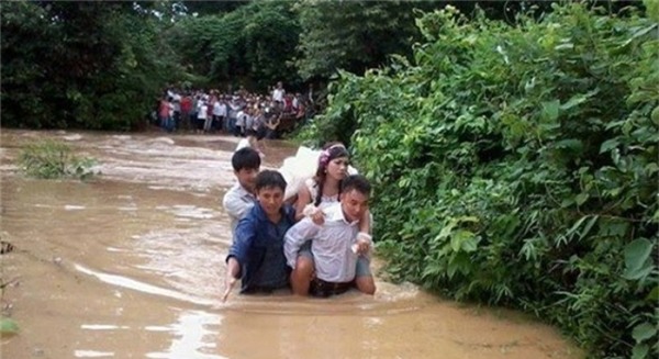 Đưa được nàng về dinh chắc phải ướt hết cả người.