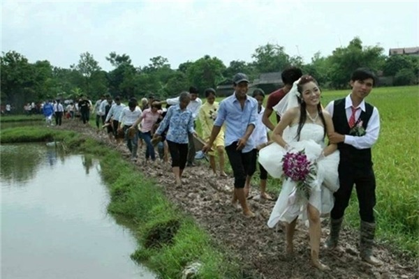 Không chỉ cô dâu chú rể mà quan viên hai họ cũng nhiệt tình lăng xả.