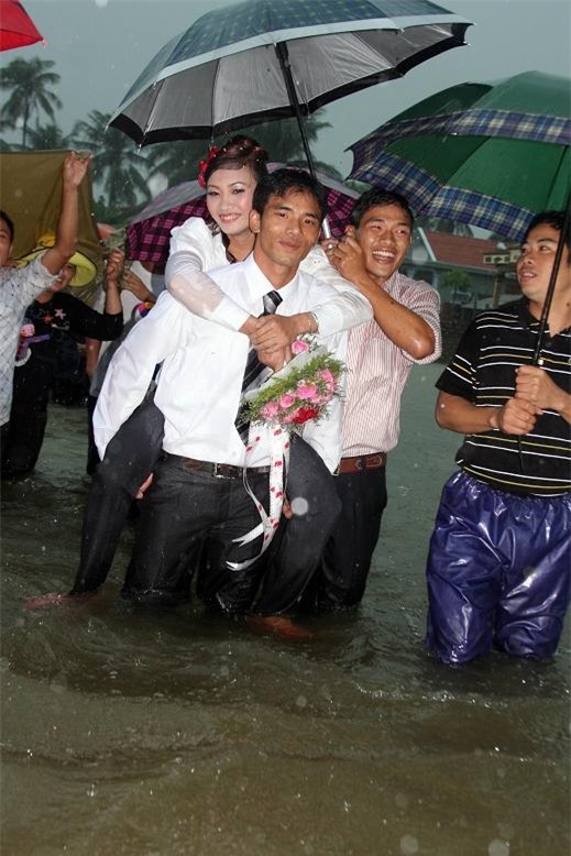 Có anh ở đây rồi.