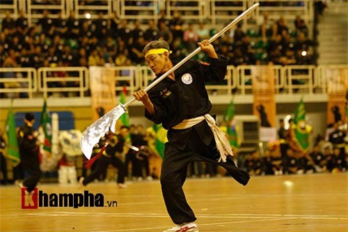 Võ sư Việt một chân múa đại đao lại “gây sốt” - 1