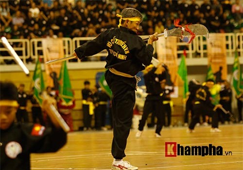 Võ sư Việt một chân múa đại đao lại “gây sốt” - 2