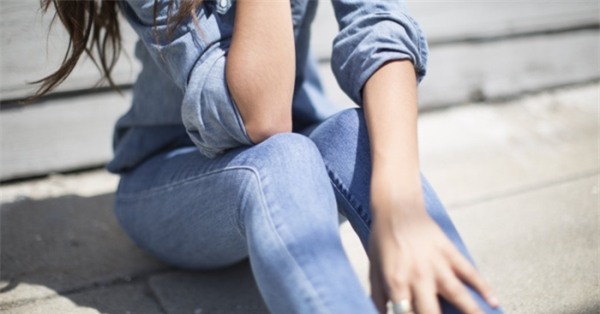 Mẹo đơn giản giúp quần jeans của bạn lúc nào cũng như mới mua