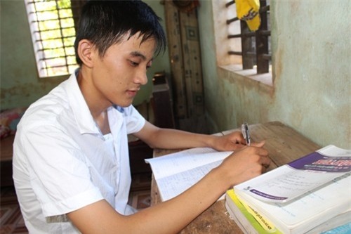 Vừa chăn dê vừa học, nam sinh vẫn đạt hơn 27 điểm khối B - Ảnh 2