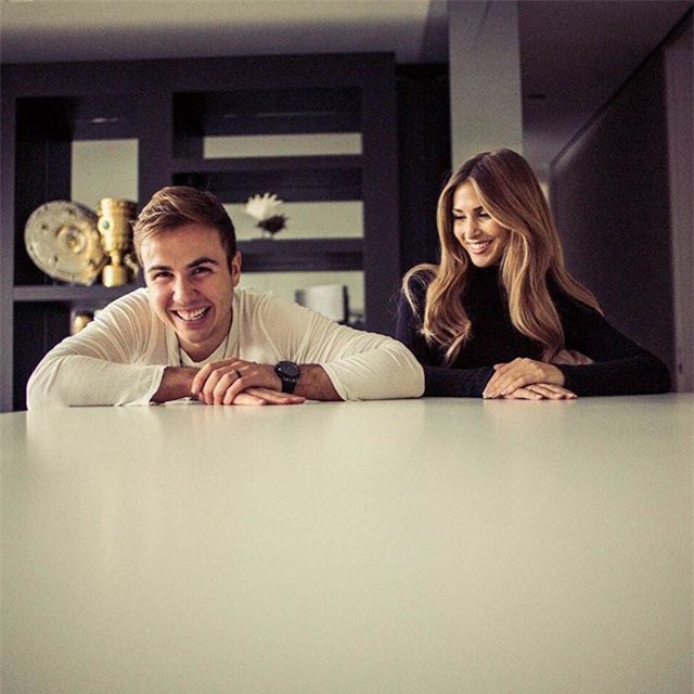 Bạn gái Gotze khoe thân nóng bóng trong bộ bikini xuyên thấu - Ảnh 5.