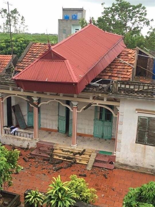 Chết đứng khi cả mái nhà từ trên trời rơi xuống... nóc - Ảnh 1.