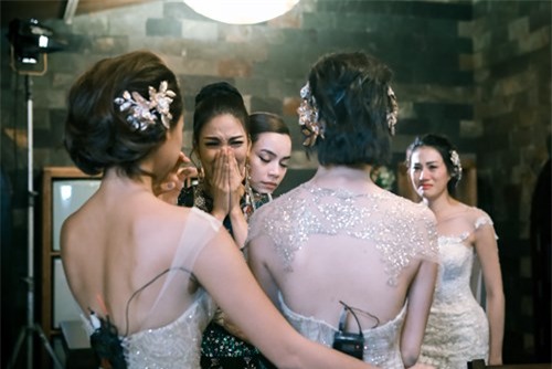 3 lan bi Pham Huong loai hoc tro Lan Khue khoc nghen