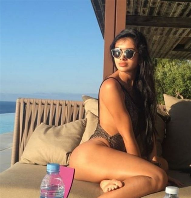 Ronaldo ôm hôn đắm đuối mỹ nhân tóc vàng bí ẩn - Ảnh 11.