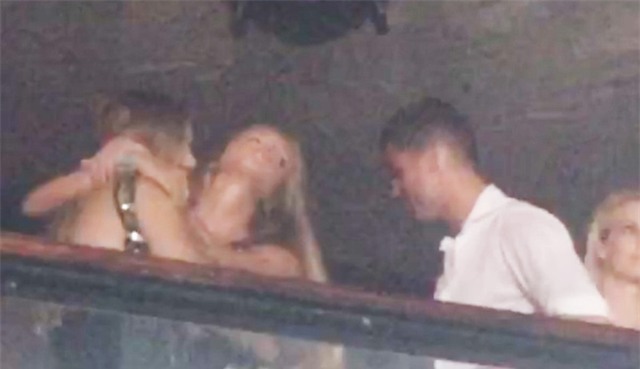 Ronaldo ôm hôn đắm đuối mỹ nhân tóc vàng bí ẩn - Ảnh 5.