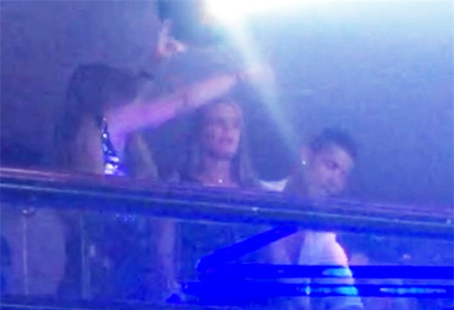 Ronaldo ôm hôn đắm đuối mỹ nhân tóc vàng bí ẩn - Ảnh 7.