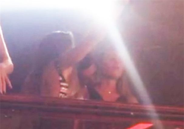 Ronaldo ôm hôn đắm đuối mỹ nhân tóc vàng bí ẩn - Ảnh 8.