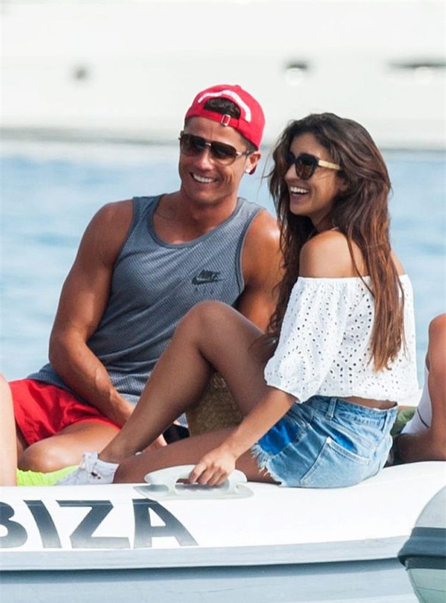 Ronaldo ôm hôn đắm đuối mỹ nhân tóc vàng bí ẩn - Ảnh 10.