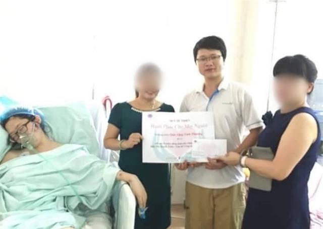 Xôn xao bức ảnh người phụ nữ tươi cười bên cạnh thiếu úy Huyền Trâm đang hôn mê - Ảnh 1.