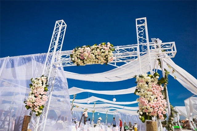 Khong gian tiec cuoi tren bai bien cua Ha Anh va chong Tay hinh anh 2