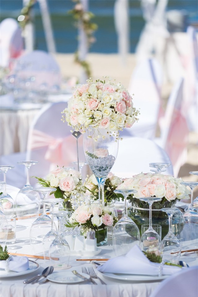 Khong gian tiec cuoi tren bai bien cua Ha Anh va chong Tay hinh anh 5