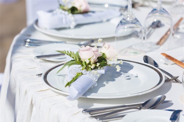 Khong gian tiec cuoi tren bai bien cua Ha Anh va chong Tay hinh anh 6