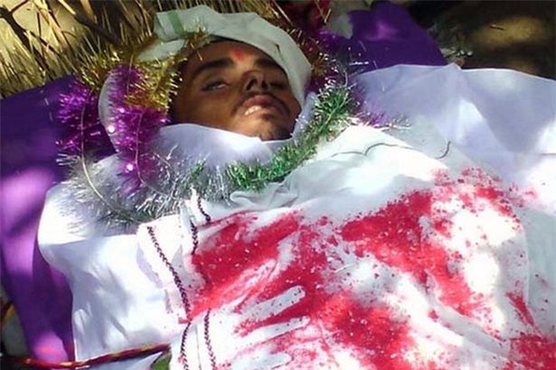 Tỉnh dậy giữa đám tang của mình, người đàn ông Ấn Độ chết lần 2 vì bị rắn cắn - Ảnh 1.