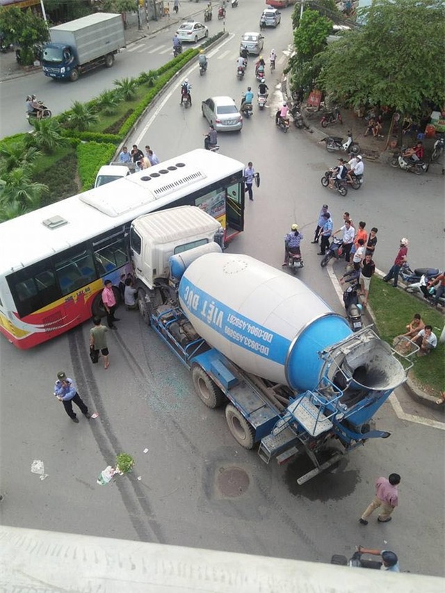 Hà Nội: Xe bồn đâm ngang hông xe buýt, nhiều hành khách la hét hoảng sợ - Ảnh 1.