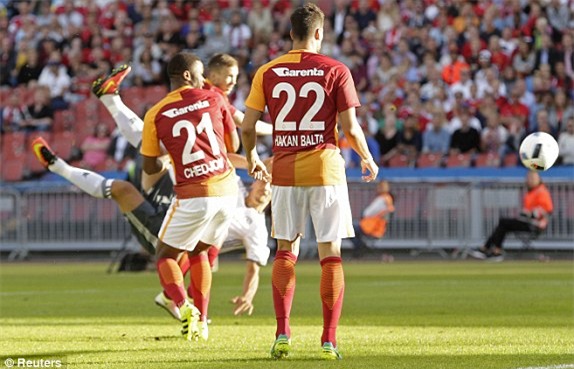 Ibrahimovic lập siêu phẩm đẹp khó tin chỉ sau 4 phút thi đấu cho Man Utd! - Ảnh 2.